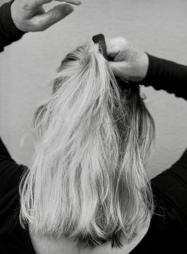 Start with a top layer, hold open the HEKTUX. For thicker, longer hair we suggest to start with a smaller layer.
